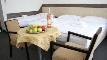 Standard-Doppel- oder -Zweibettzimmer | Minibar, Zimmersafe, Schreibtisch, kostenlose Babybetten