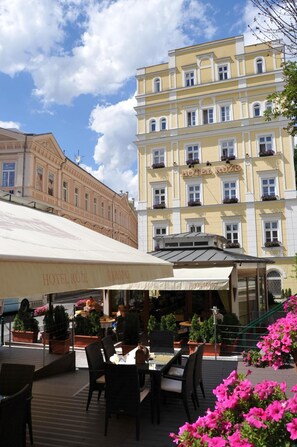 Outdoor dining - Hotel Malta (Karlovy Vary)
