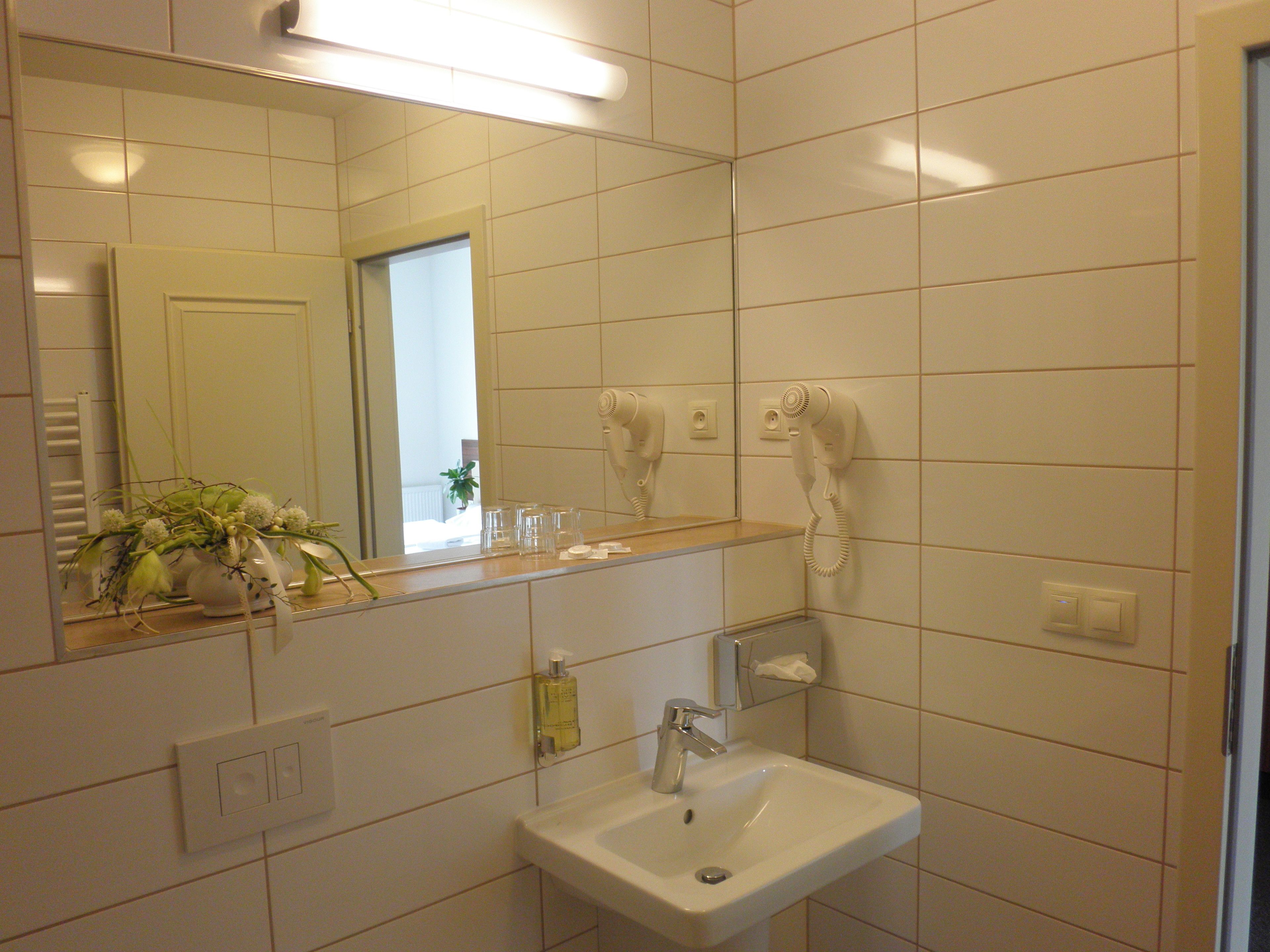 standard triple room | minibar, in-room safe, desk, free cots/infant beds