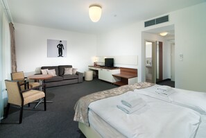 Minibar, in-room safe, desk, free cots/infant beds - Hotel Malta (Karlovy Vary)