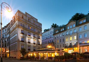 Front of property – evening/night - Hotel Malta (Karlovy Vary)