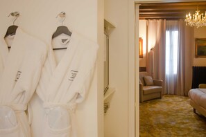 Double Room (Privilege) | Bathroom | Jetted tub, free toiletries, hair dryer, slippers - Hôtel Au Charme Rabelaisien (Amboise)