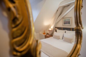 Comfort tweepersoonskamer | Luxe beddengoed, een kluis op de kamer, een bureau, geluiddichte muren