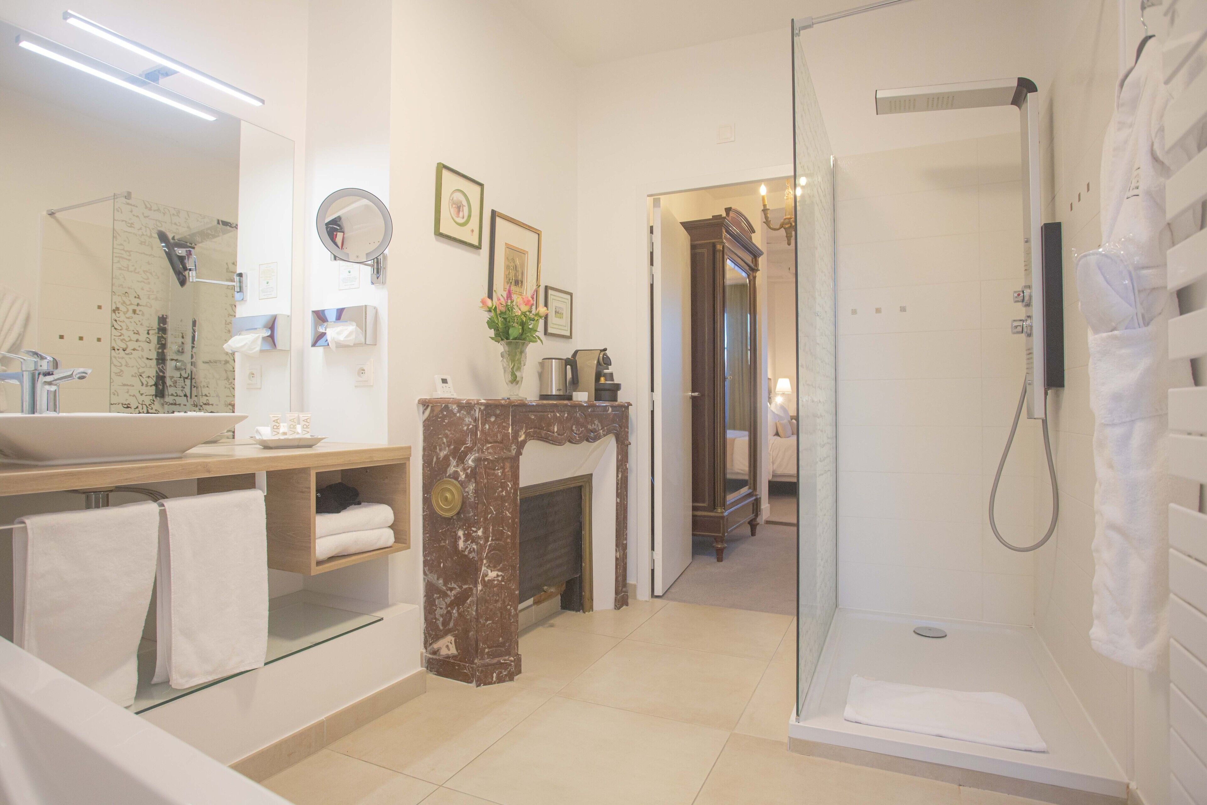 double room, garden view (prestige) | bathroom | jetted bath, free toiletries, hair dryer, slippers