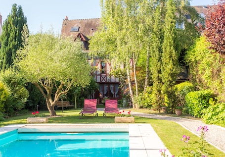 Una piscina al aire libre de temporada