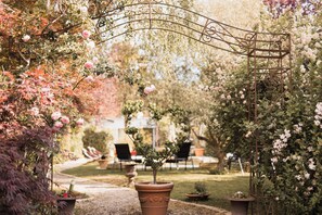 Terrace/patio - Hôtel Au Charme Rabelaisien (Amboise)