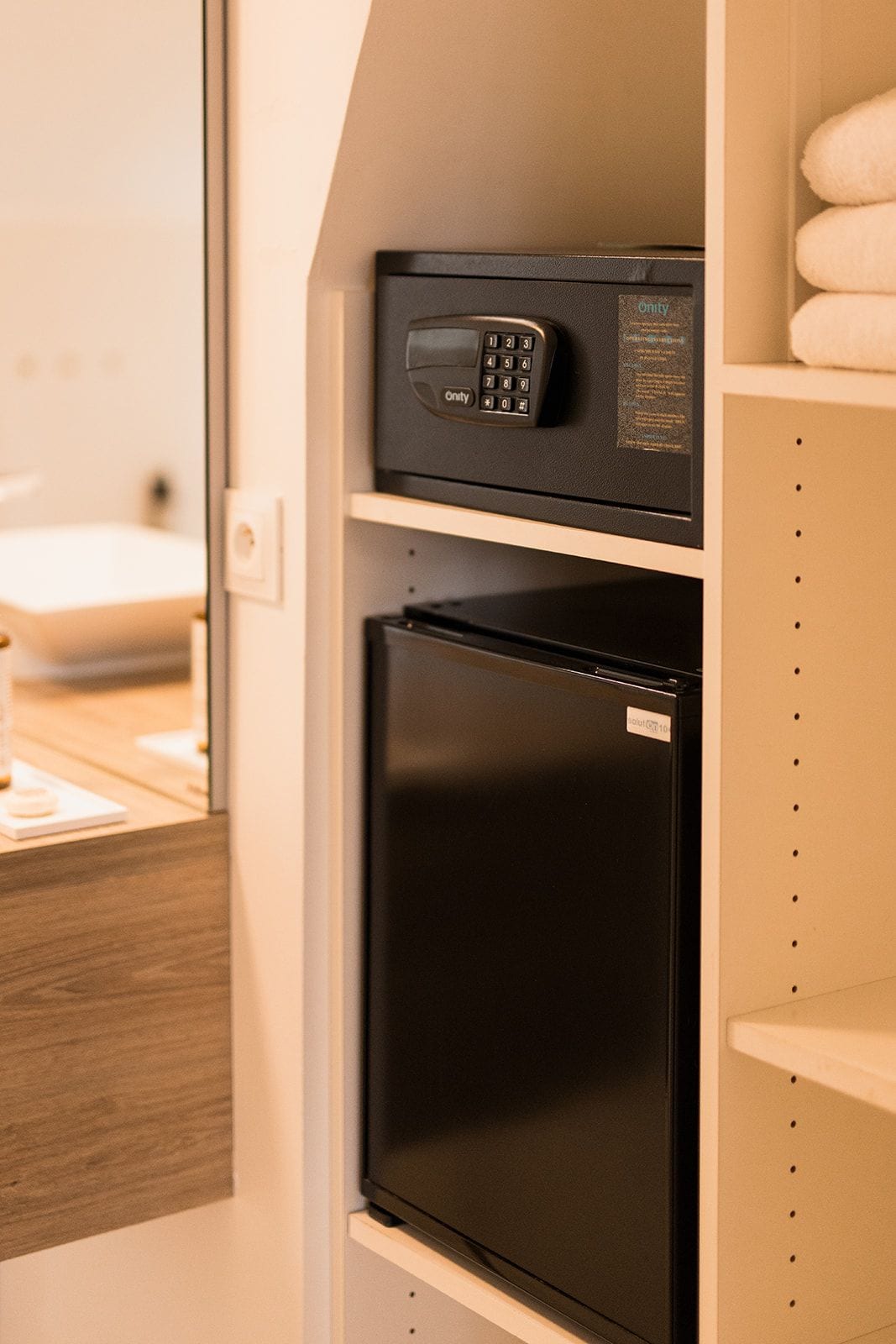 Una cocina compacta con microondas y refrigerador.