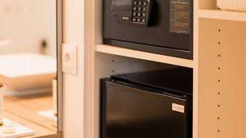 Una cocina compacta con microondas y refrigerador.