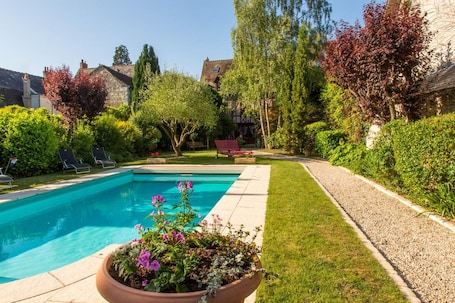 Piscina externa sazonal. Hôtel Au Charme Rabelaisien