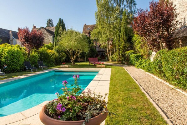 Een seizoensgebonden buitenzwembad