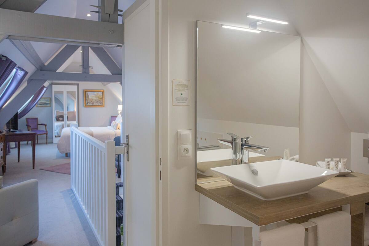 executive double room | bathroom | jetted bath, free toiletries, hair dryer, slippers
