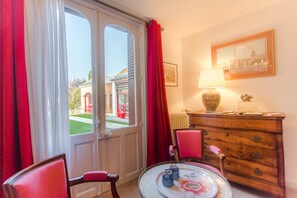Classic Double Room | Living area | Flat-screen TV - Hôtel Au Charme Rabelaisien (Amboise)