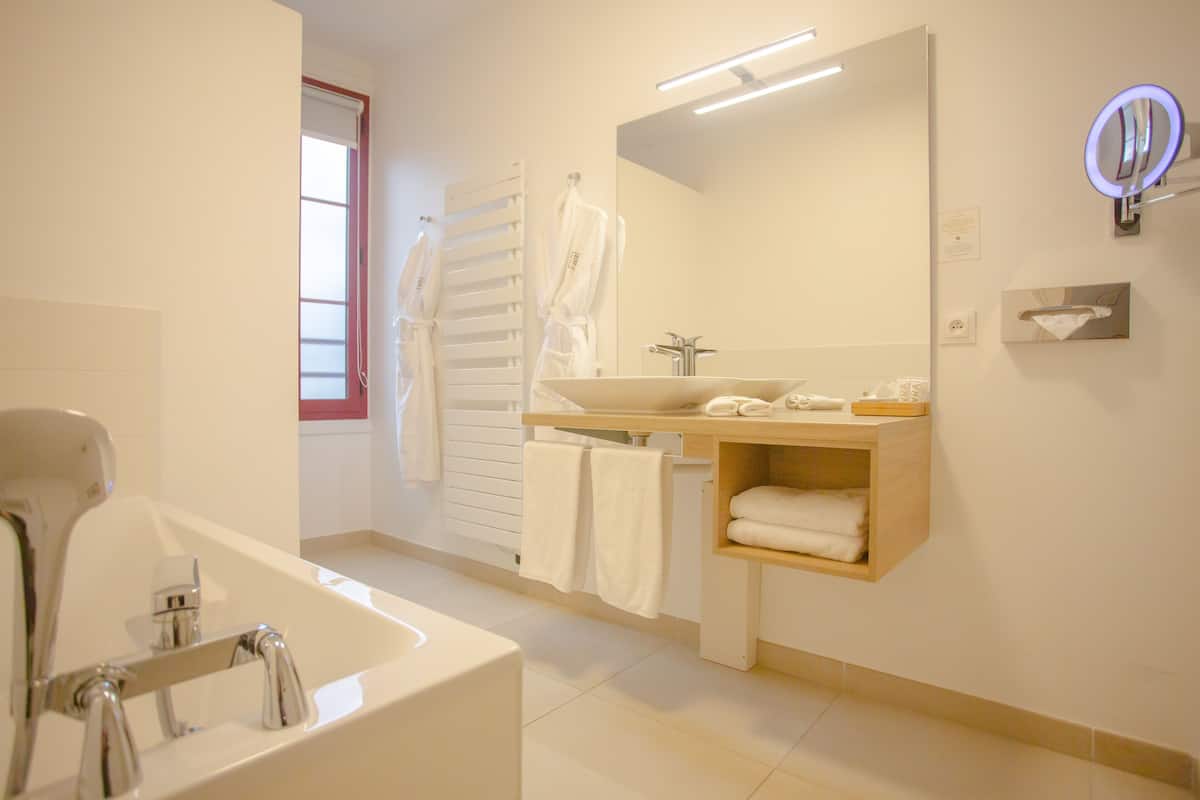 superior double room | bathroom | jetted bath, free toiletries, hair dryer, slippers