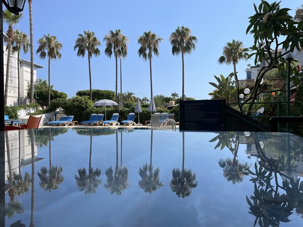 Outdoor pool, pool umbrellas, pool loungers - Kleopatra Miray Hotel (Alanya)