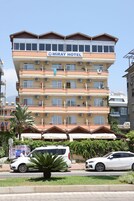 Hotel com vários andares, varandas e aparelhos de ar condicionado.