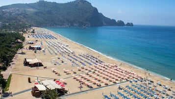 Playa en los alrededores y playa de arena blanca