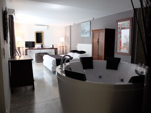 Jetted bathtub - Be Loft B&B Pool & Spa (Avignon)