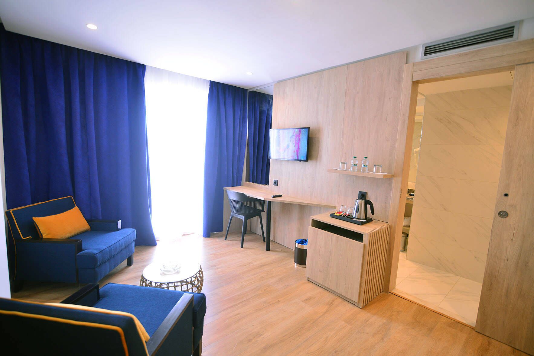 luxury suite | premium bedding, minibar, in-room safe, desk