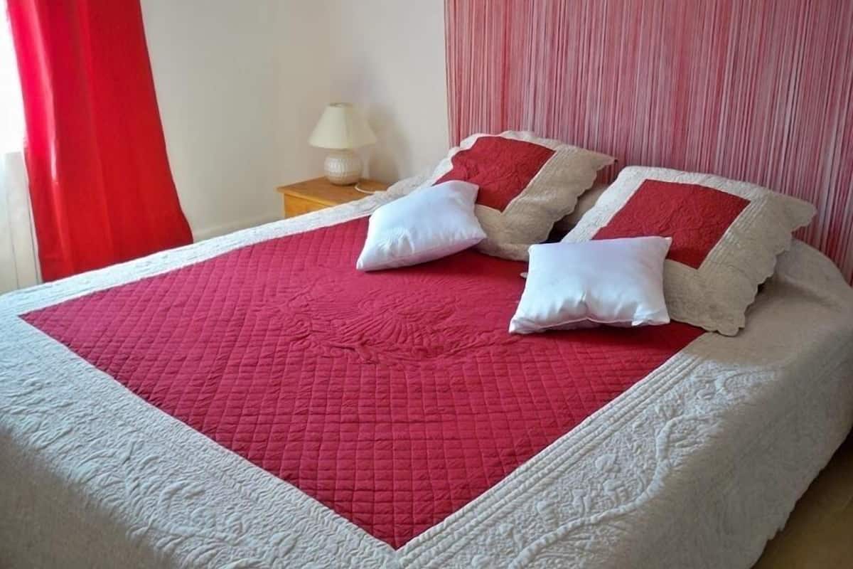 Family Cottage (Syrah) | Cribs (surcharge), rollaway beds (surcharge), WiFi (free)