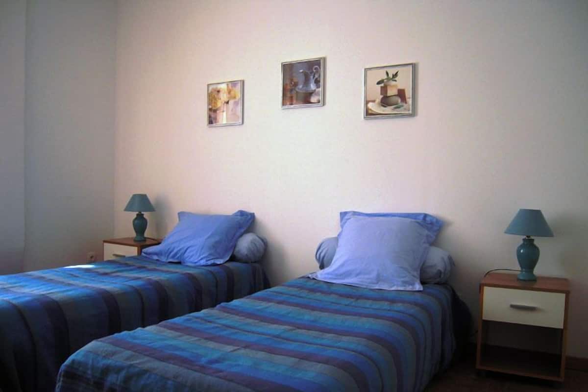 Classic Cottage (Merlot) | Cribs/infant beds, rollaway beds, free WiFi