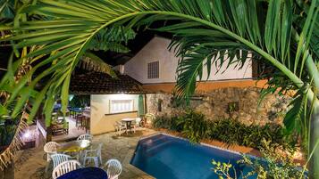 Piscina externa, funciona das 8h às 21h, espreguiçadeiras