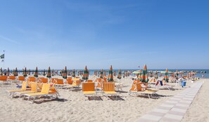 Private beach, sun-loungers, beach umbrellas, beach towels - Hotel Cormoran (Cattolica)
