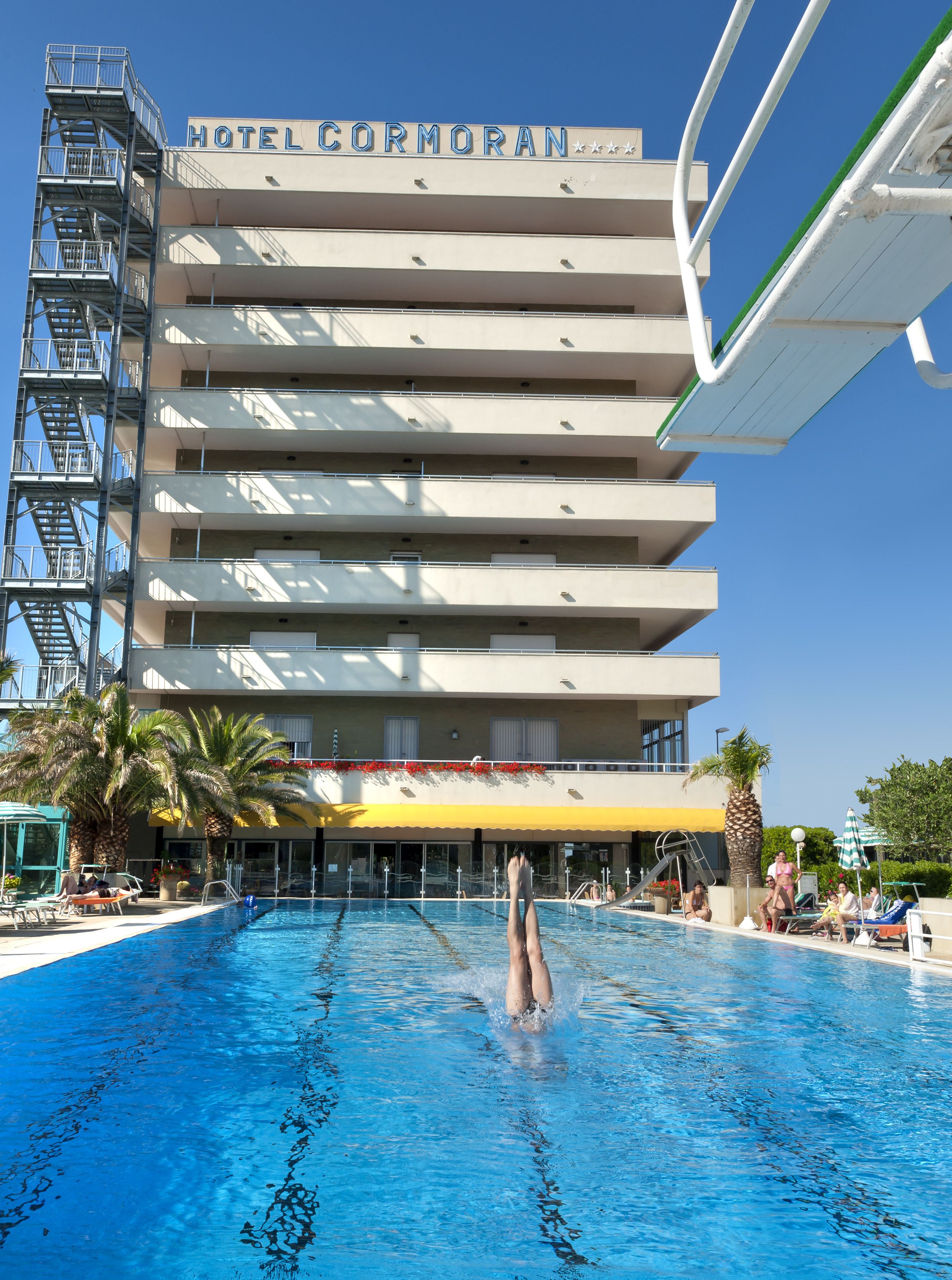 Piscine extérieure (ouverte en saison), parasols de plage