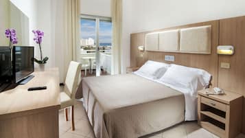 Minibar, coffres-forts dans les chambres, bureau