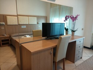 Minibar, in-room safe, desk, cribs/infant beds - Hotel Cormoran (Cattolica)