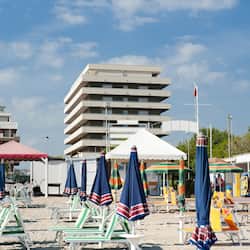 Playa privada, camastros, sombrillas y toallas de playa
