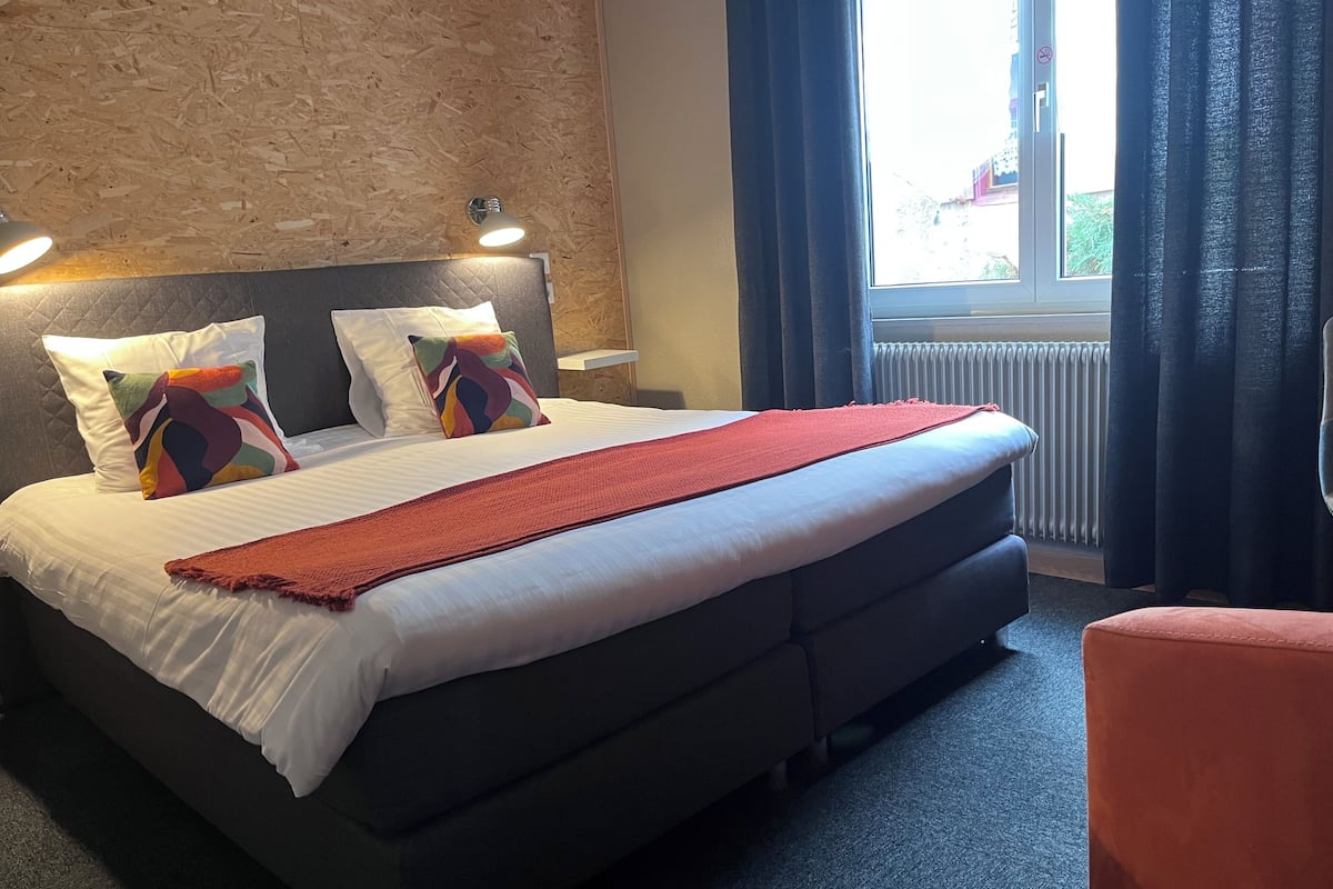 Kamar | Seprai premium, brankas, meja kerja, dan kedap suara