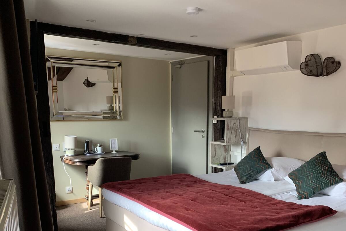 Kamar | Seprai premium, brankas, meja kerja, dan kedap suara