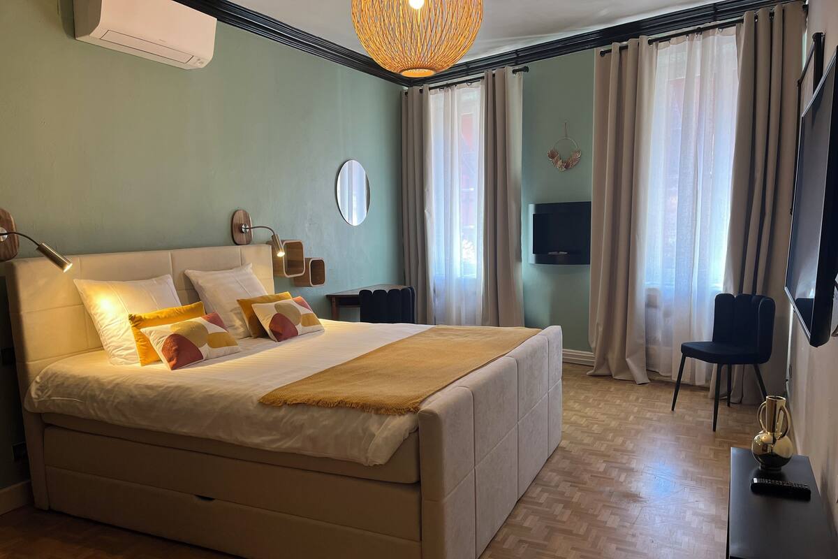 Suite Premier | Seprai premium, brankas, meja kerja, dan kedap suara