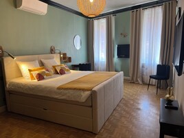 Suite Premier | 高档床上用品、客房内保险箱、办公桌、隔音