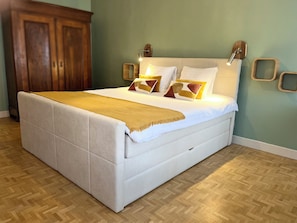 Suite Premier | Premium bedding, in-room safe, desk, soundproofing