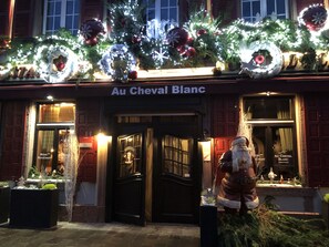 Front of property – evening/night - Au Cheval Blanc Hôtel et Restaurant (Ribeauvillé)