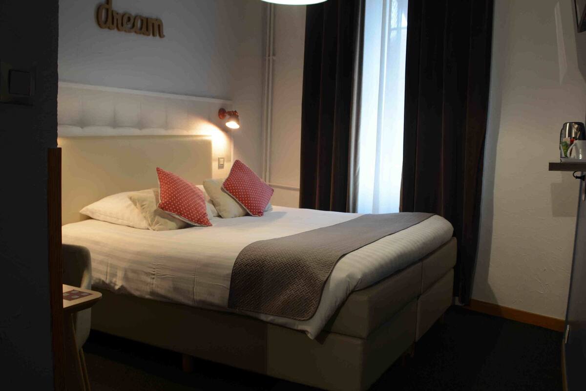 Kamar Comfort | Seprai premium, brankas, meja kerja, dan kedap suara