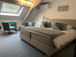 Suite Junior | Premium bedding, in-room safe, desk, soundproofing - Au Cheval Blanc Hôtel et Restaurant (Ribeauvillé)