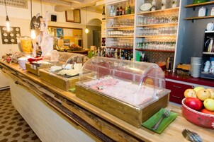 每日供应自助式早餐（每人 EUR 15）