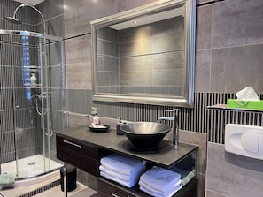 Suite Premier | Baño | Amenidades de baño gratuitas, secadora de cabello, batas, toallas