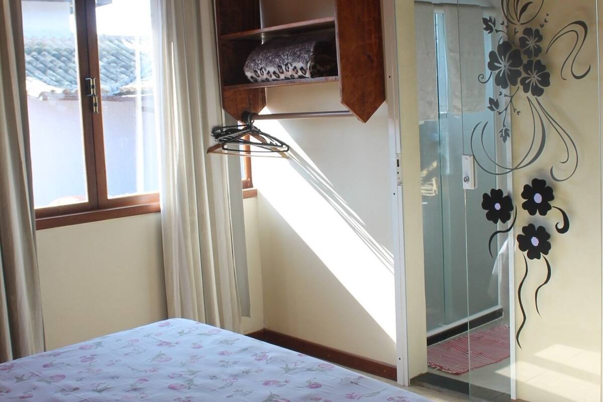 Quarto casal standard | Cortinas blackout, Wi-Fi de cortesia