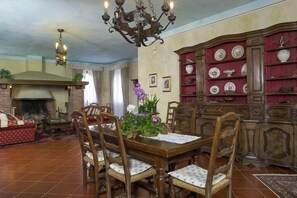 Appartamento, 4 camere da letto, vista vigneti | Area soggiorno | TV