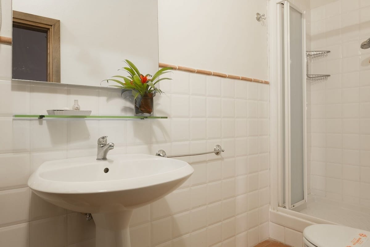 Appartement, 2 chambres, vue sur le vignoble | Salle de bain | Douche, articles de toilette (gratuits), séchoir à cheveux, bidet