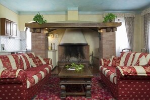 Appartamento, 4 camere da letto, vista vigneti | Area soggiorno | TV