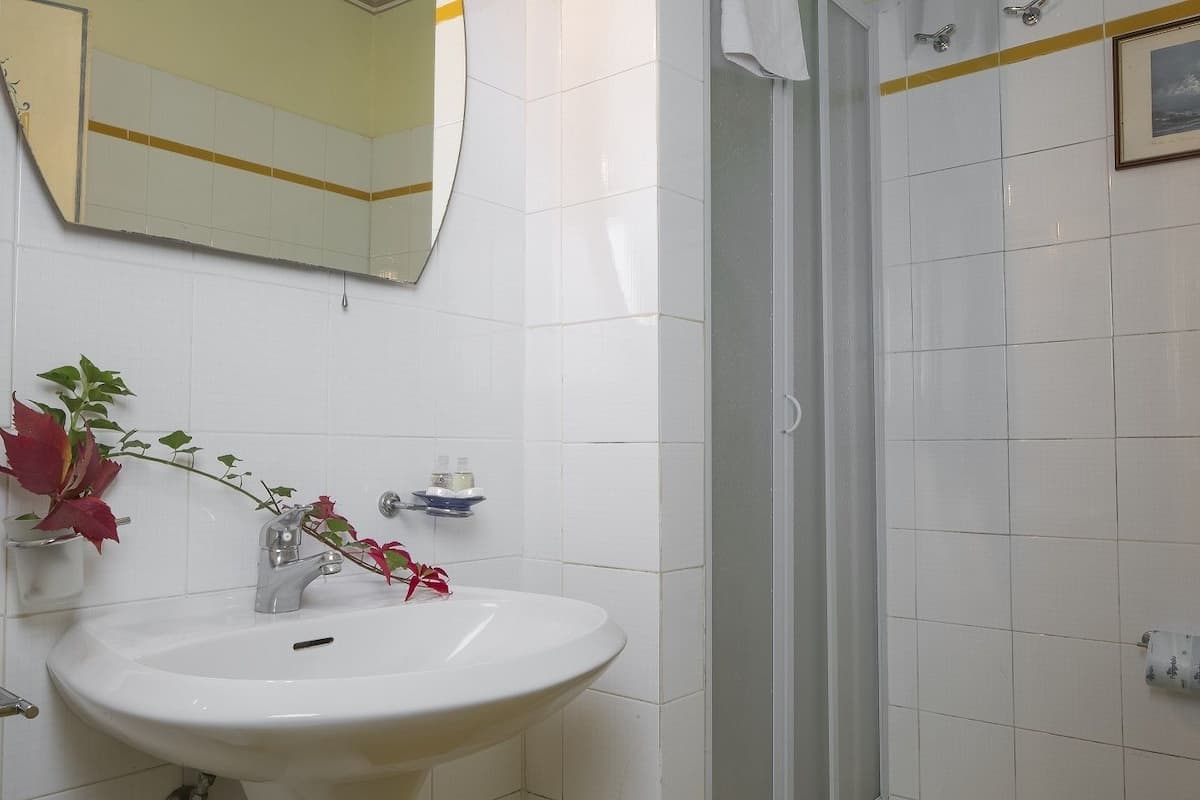 Appartement Standard, 1 chambre | Salle de bain | Douche, articles de toilette (gratuits), séchoir à cheveux, bidet