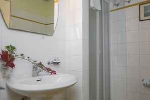 Standaard appartement, 1 slaapkamer | Badkamer | Een douche, gratis toiletartikelen, een haardroger, een bidet