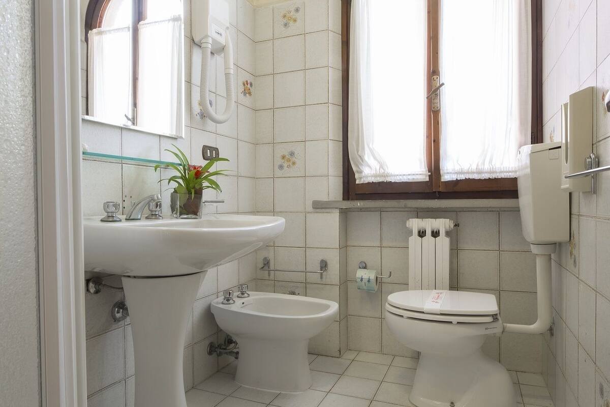 Appartement, 4 chambres, vue sur le vignoble | Salle de bain | Douche, articles de toilette (gratuits), séchoir à cheveux, bidet
