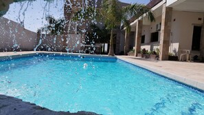 Kolam renang terbuka, payung kolam, kerusi lepak pantai 