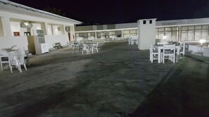 Sarapan, makan tengah hari dan makan malam dihidangkan 