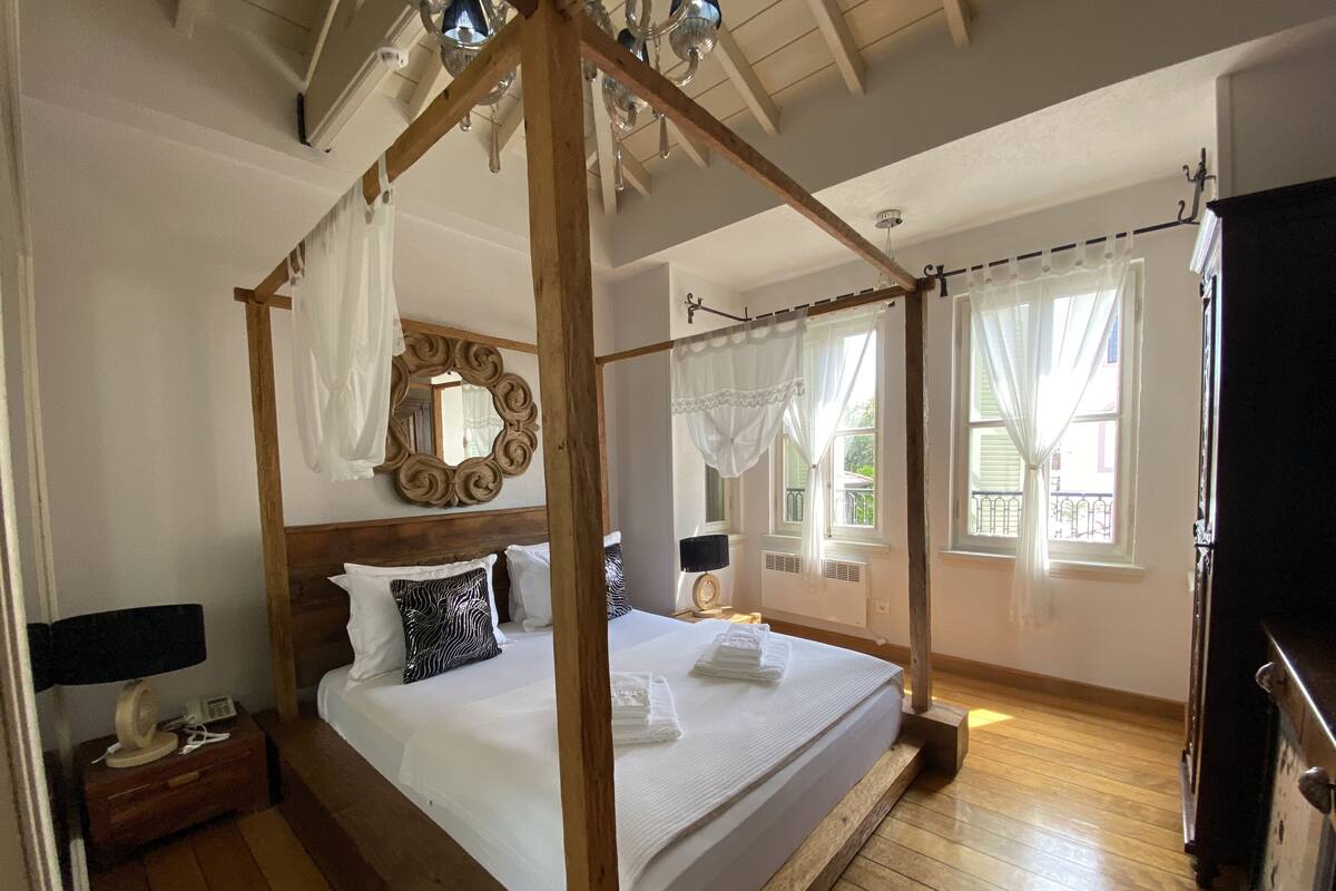 Romantic Room | Minibar, in-room safe, individually decorated, individually furnished